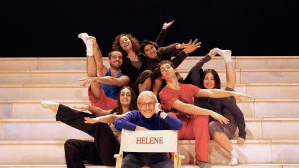 Photo de Bernard Pisani avec les danseurs de La Belle Hélène